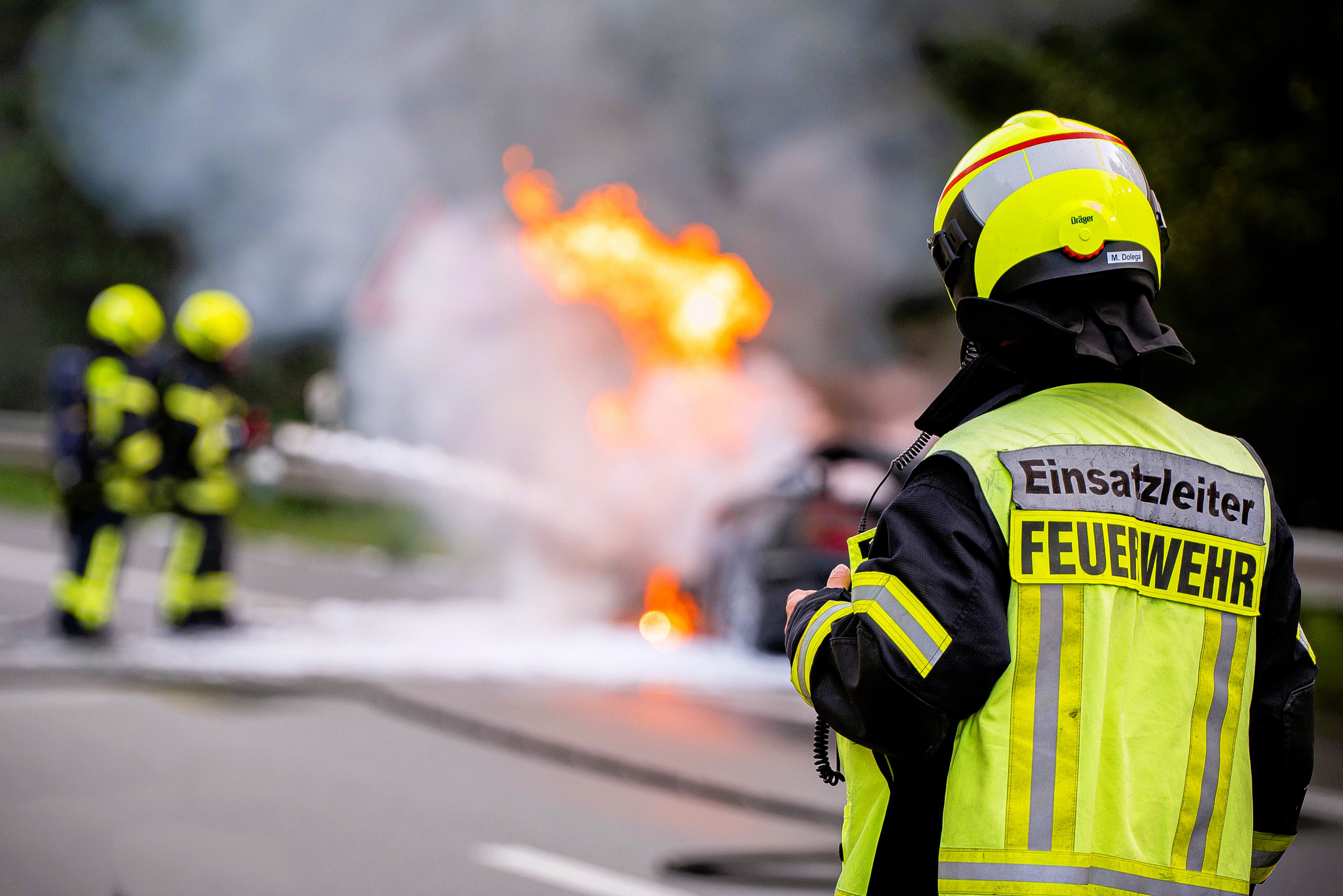 Schwerer Unfall! Heldenhafte Mutter rettet 3 Kinder aus brennendem Auto!
