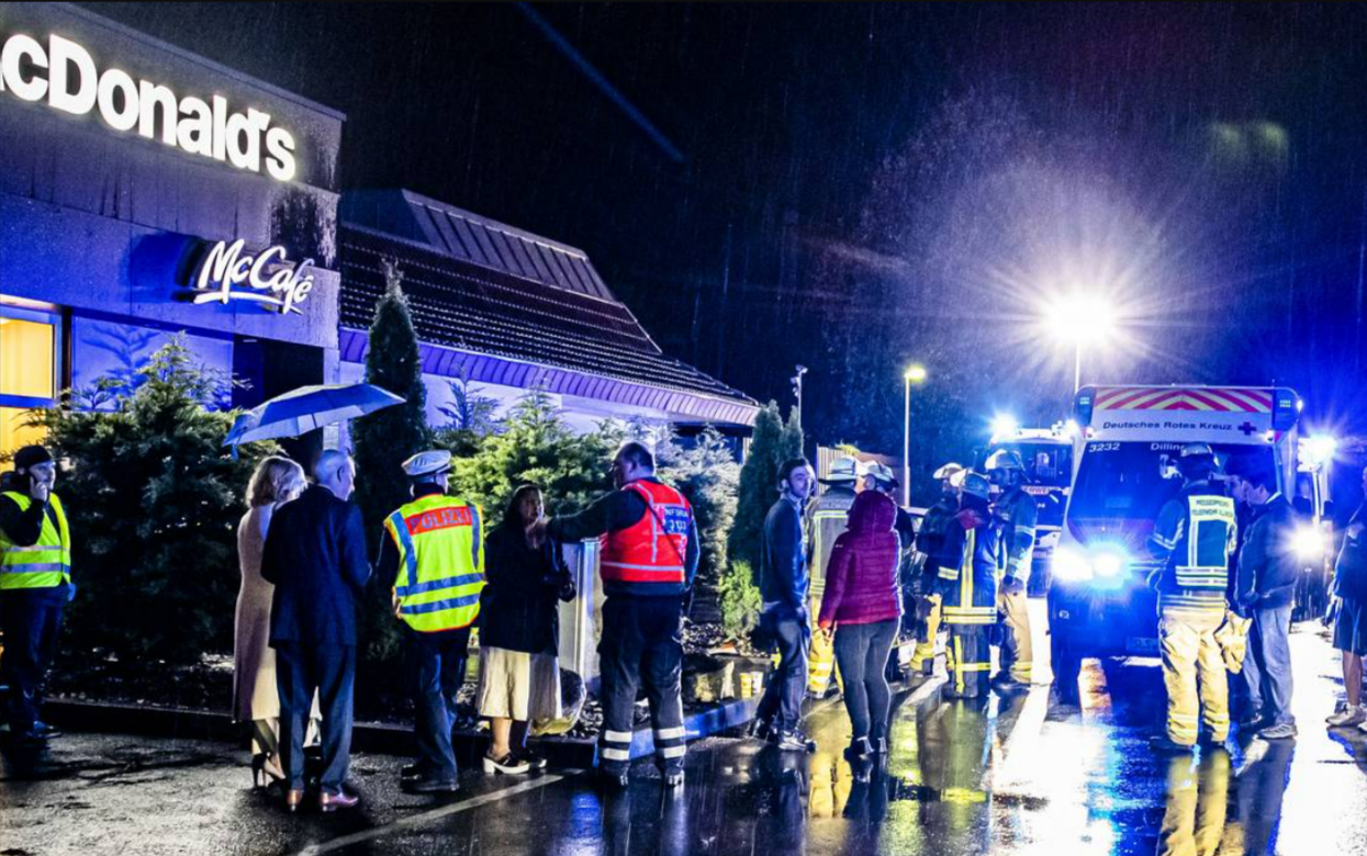 Mordversuch am Vatertag! Messerstecherei - blutüberströmtes Opfer am Bahnhof entdeckt 