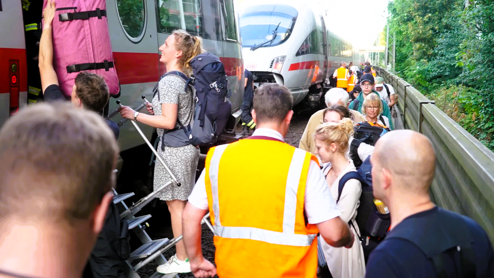 Eilmeldung! ICE evakuiert - 380 Passagiere müssen auf die Schiene!