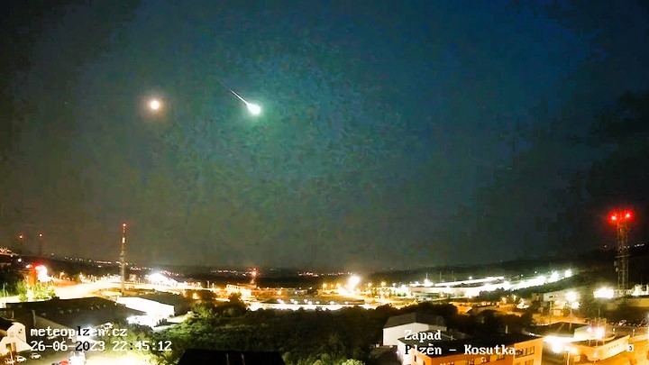 Explosion über Bayern! Anwohner geschockt - Nachthimmel plötzlich Taghell! Webcam hält alles fest