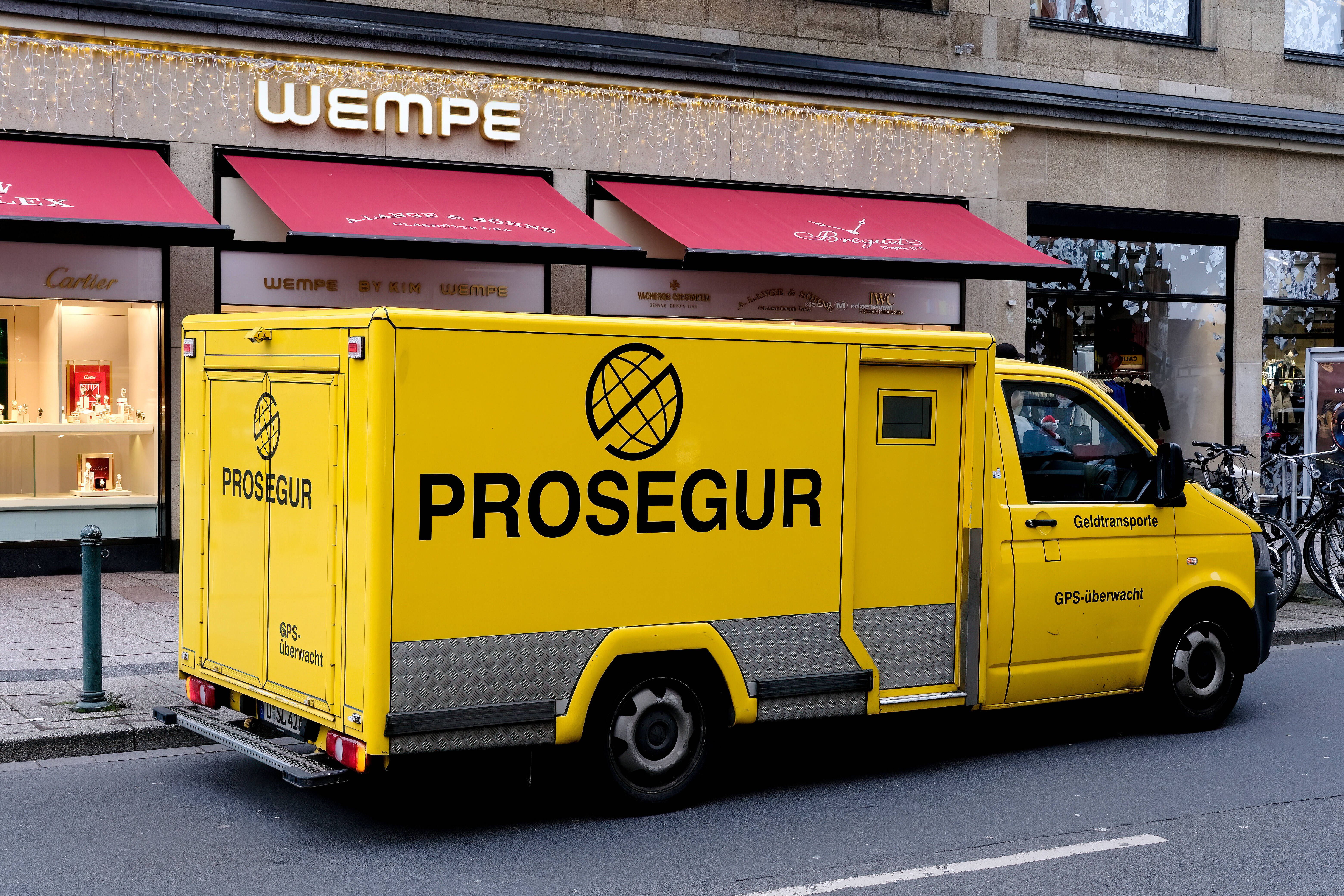 6 Millionen Euro gestohlen! Diebin auf der Flucht - Sicherheitsfirma von Mitarbeiterin ausgeraubt!